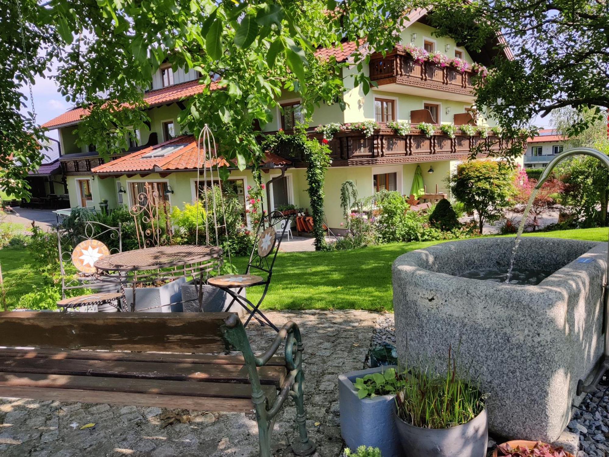 Pension Holzapfel Sankt Georgen im Attergau Exterior foto