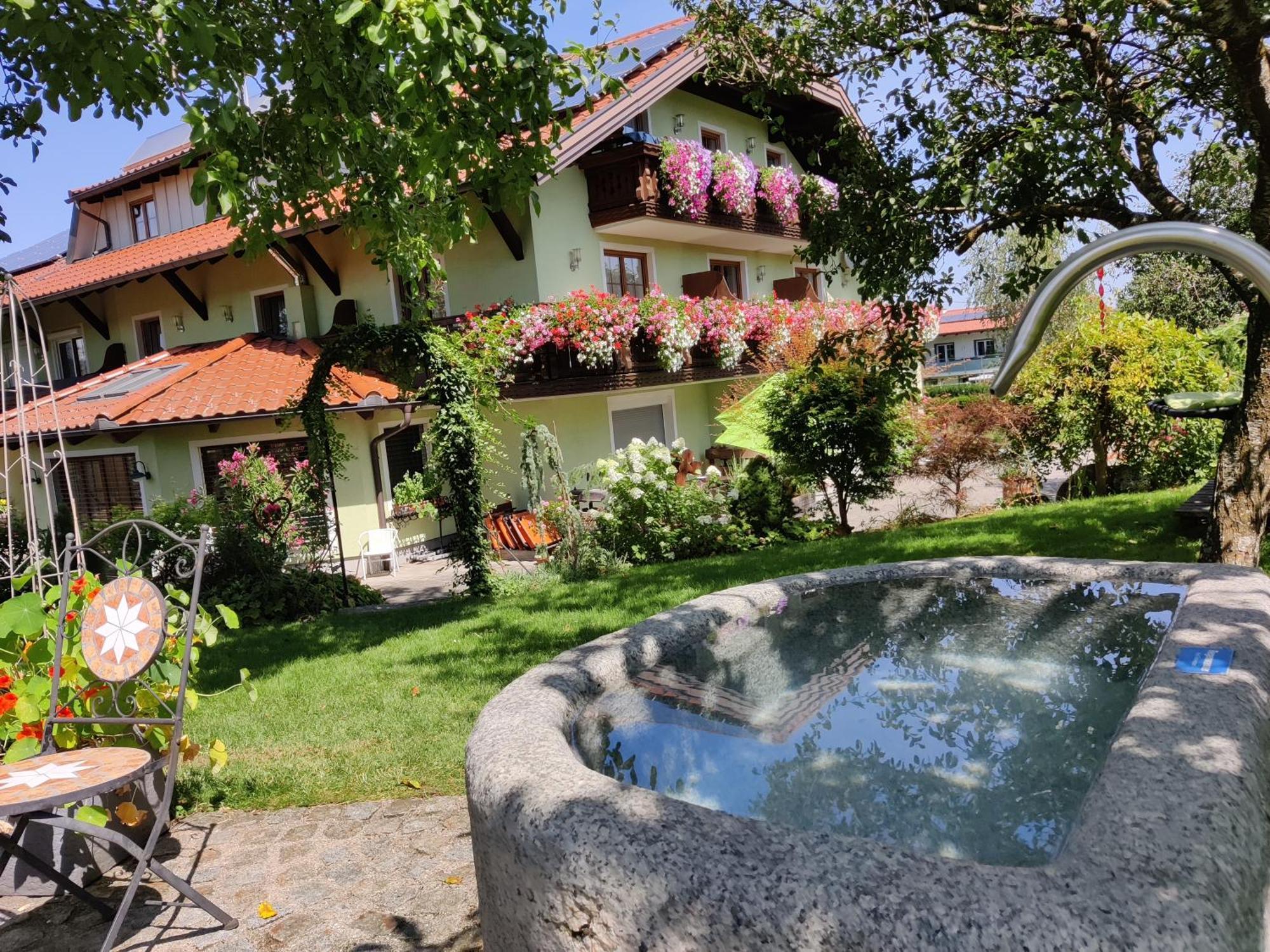Pension Holzapfel Sankt Georgen im Attergau Exterior foto